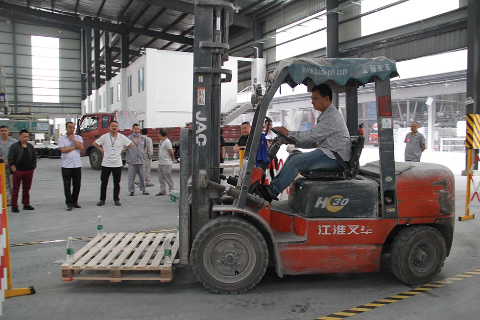沖床工廠叉車(chē)技能大賽